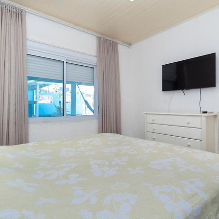 Casa Com Piscina Em Morrinhos - Rua Hortencia Бомбиняс Екстериор снимка