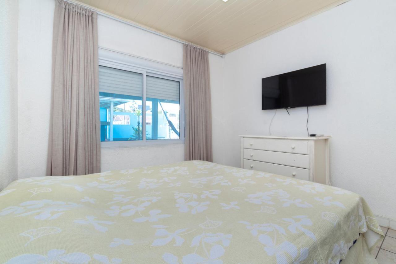 Casa Com Piscina Em Morrinhos - Rua Hortencia Бомбиняс Екстериор снимка